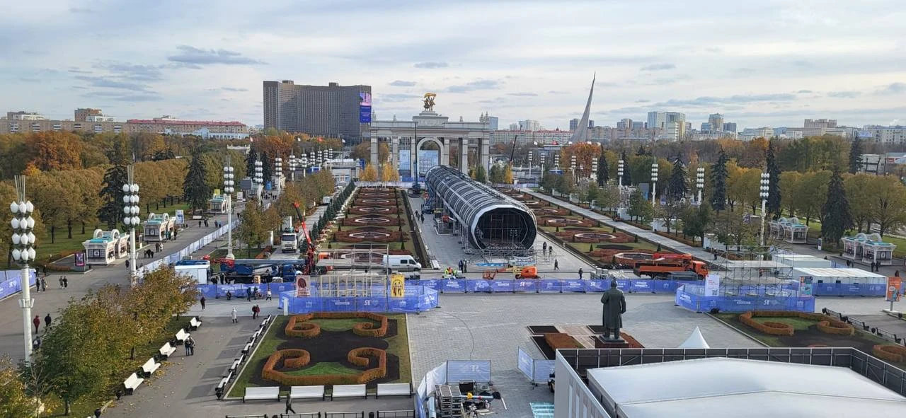 The construction of the Gallery of Russia's Achievements is in full swing