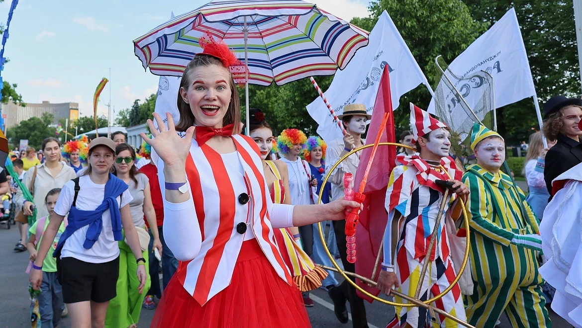 More than 1000 people took part in the circus parade at the RUSSIA EXPO