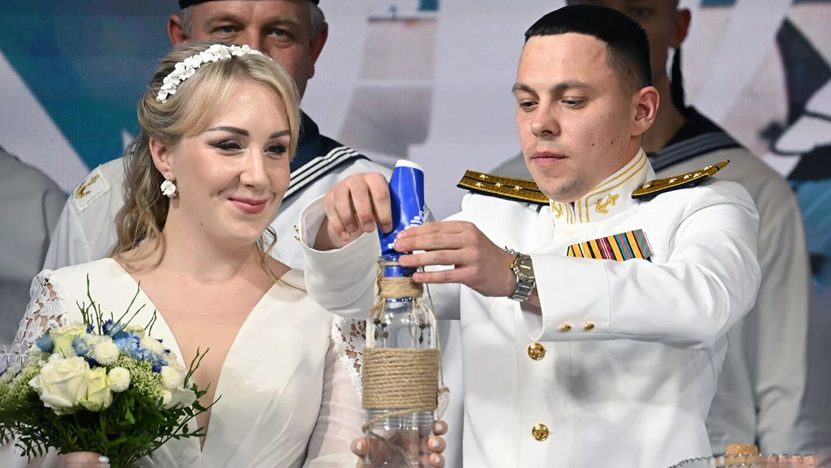 The bonds of marriage were tied with a nautical knot: Sevastopol "fleet" wedding