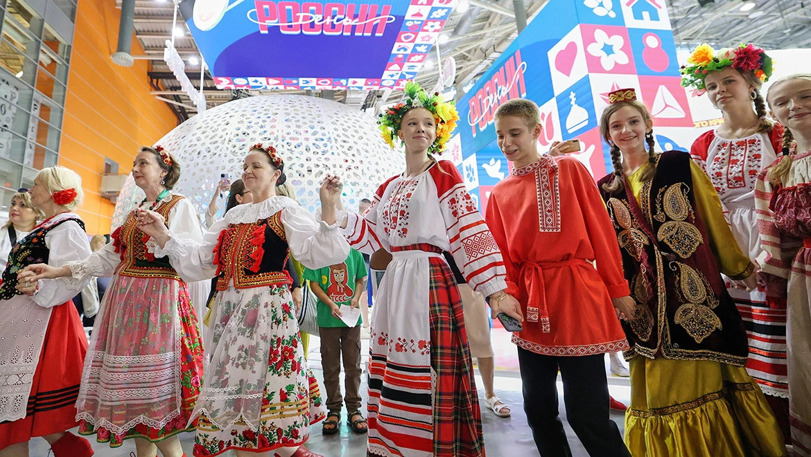 Multinational "Round Dance with Knowledge" gathered more than 1000 guests