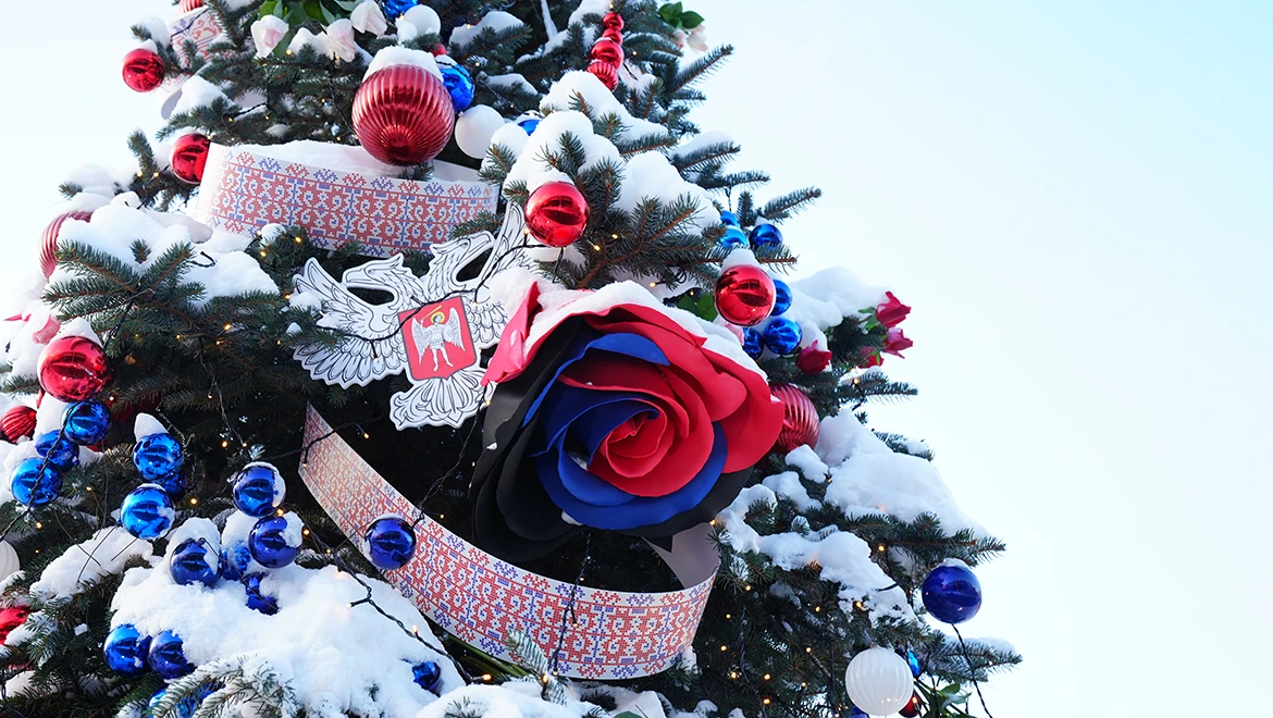 New Year tree of the Donetsk People’s Republic: ancient Slavic amulet and unusual roses