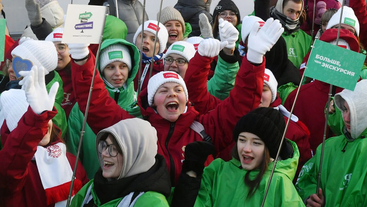 More than three hundred volunteers and tour guides marched in a solemn procession through the RUSSIA EXPO