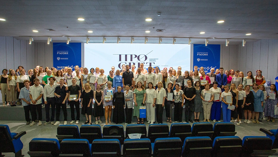 About 200 employees of children’s centres, student volunteers and their mentors received commemorative awards for their work at the RUSSIA EXPO