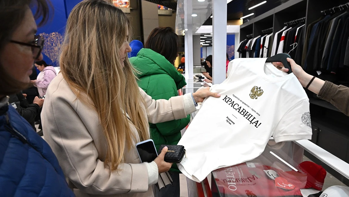 "Russia's borders don't end anywhere": A queue lined up for clothes with Putin's quotes
