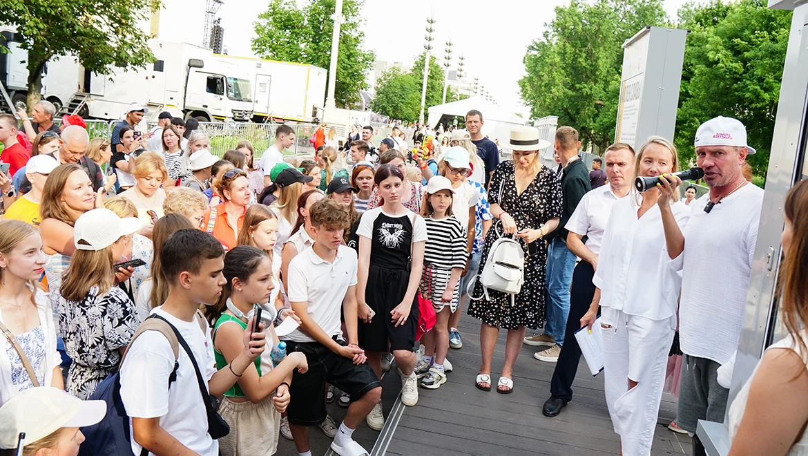 Figure skaters Roman Kostomarov and Oksana Domnina shared with the participants of the "Excursion with Knowledge" project at the RUSSIA EXPO how to become a champion in sport and life