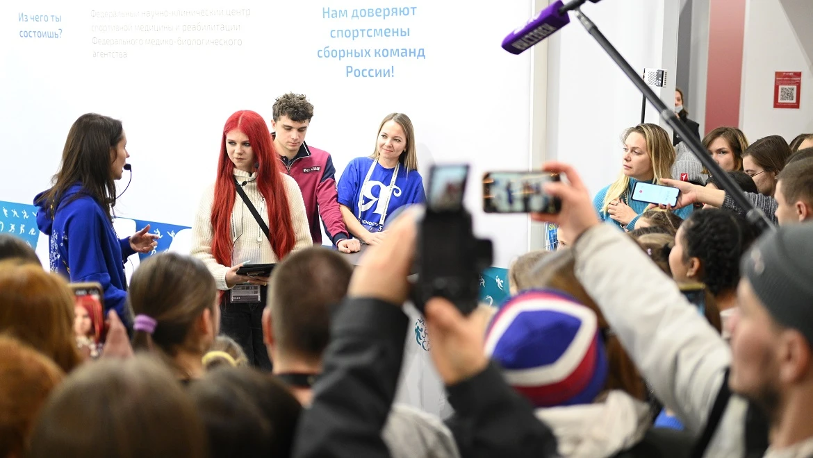 Figure skating star Alexandra Trusova gave a tour to the guests of the exposition