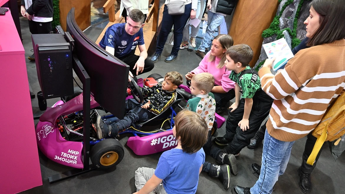 Fighter jet flight, races and quests: how to occupy active children at the RUSSIA EXPO