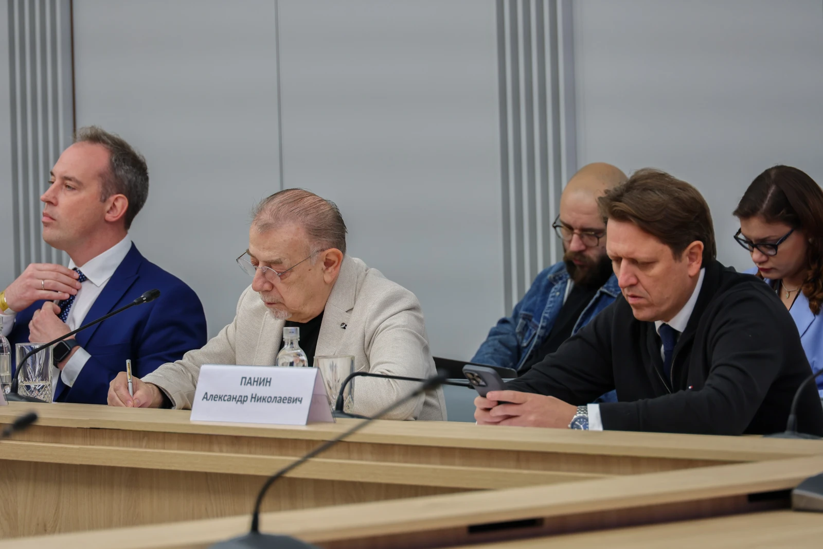 Round table 