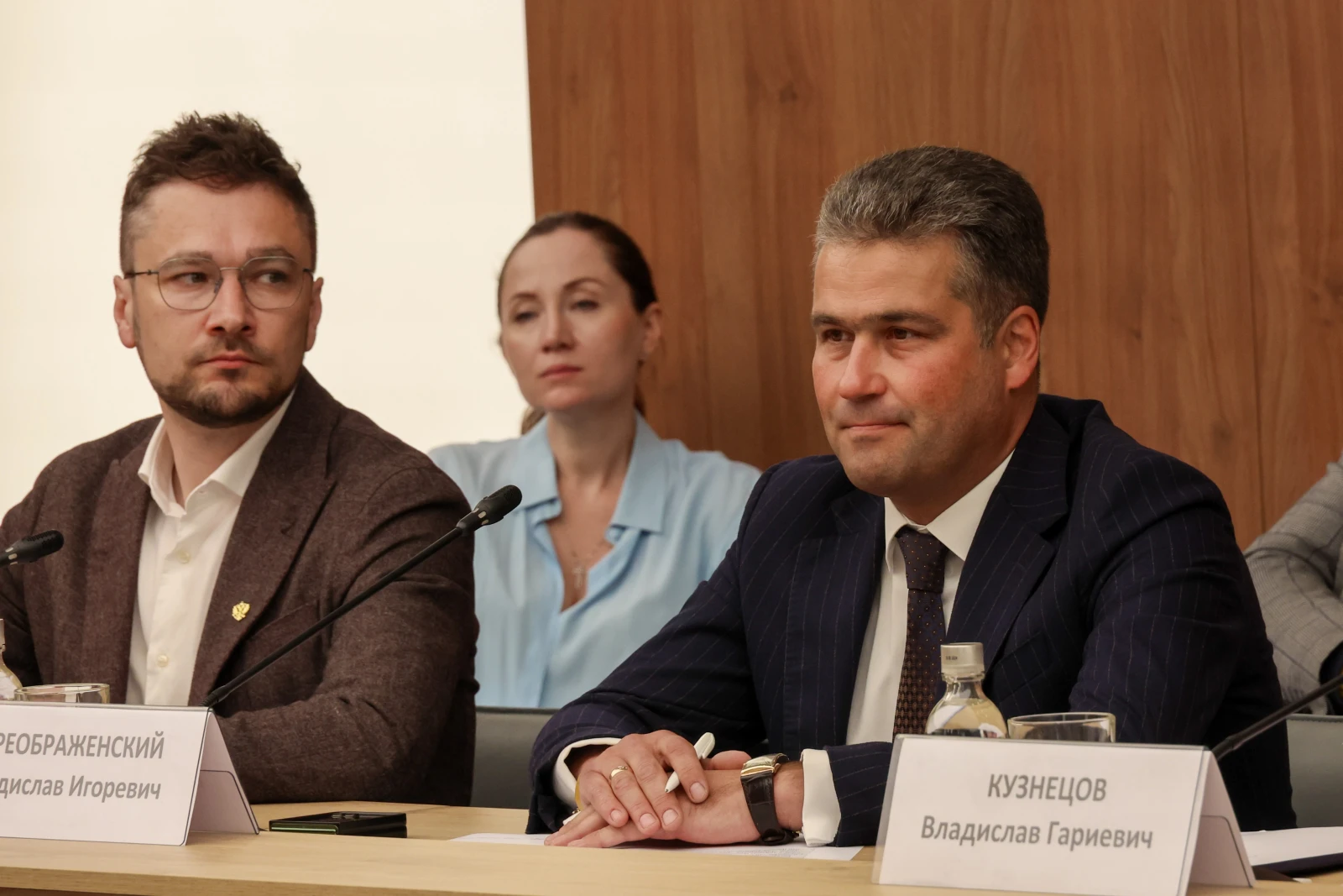 Round table 