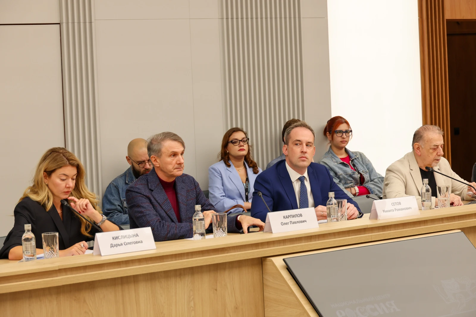 Round table 