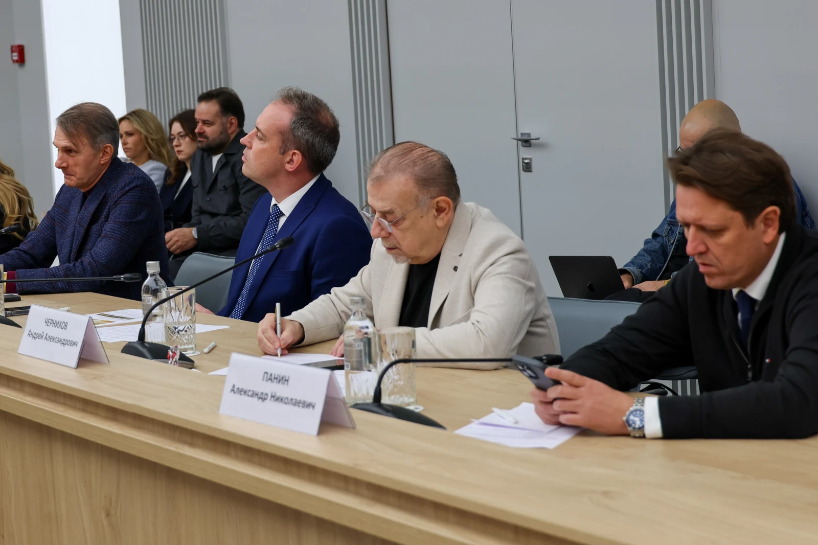 Round table 