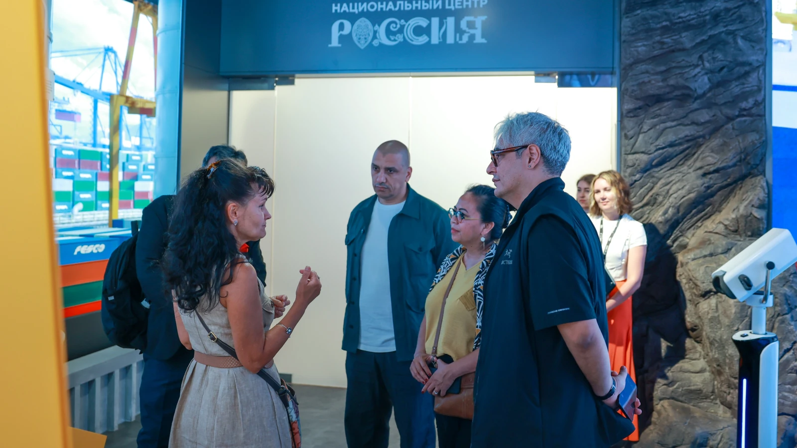 A guided tour for international participants of the events marking the closing of the architectural exposition 