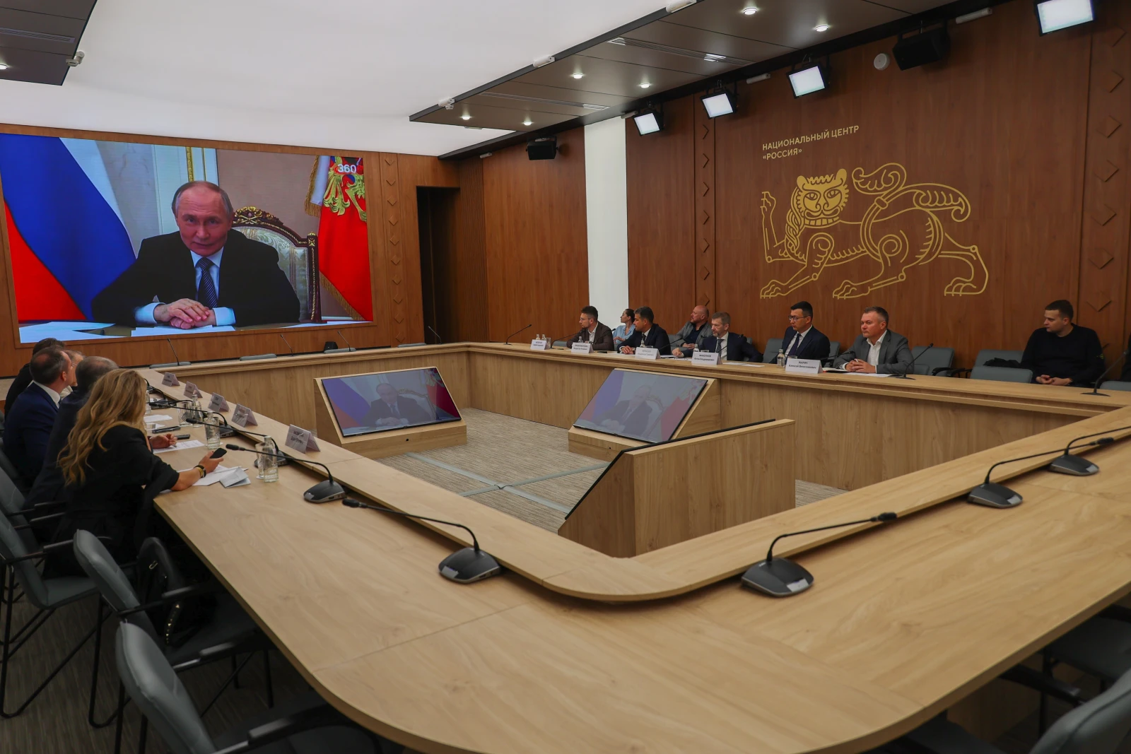 Round table 