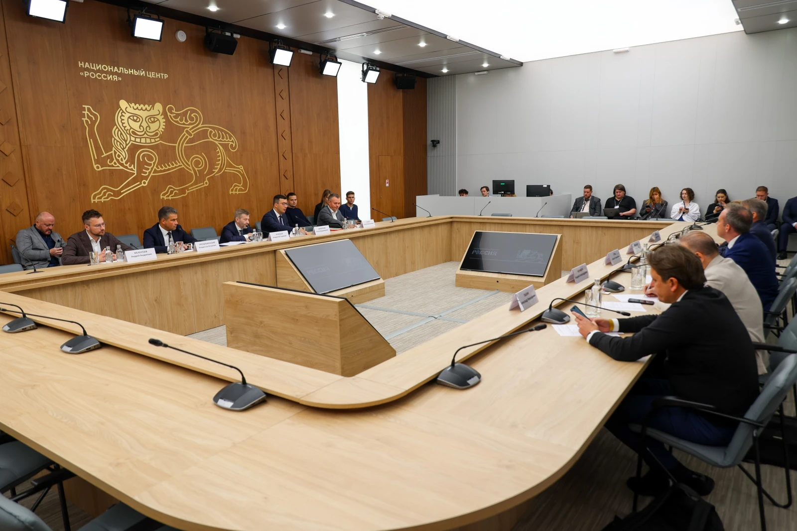 Round table 