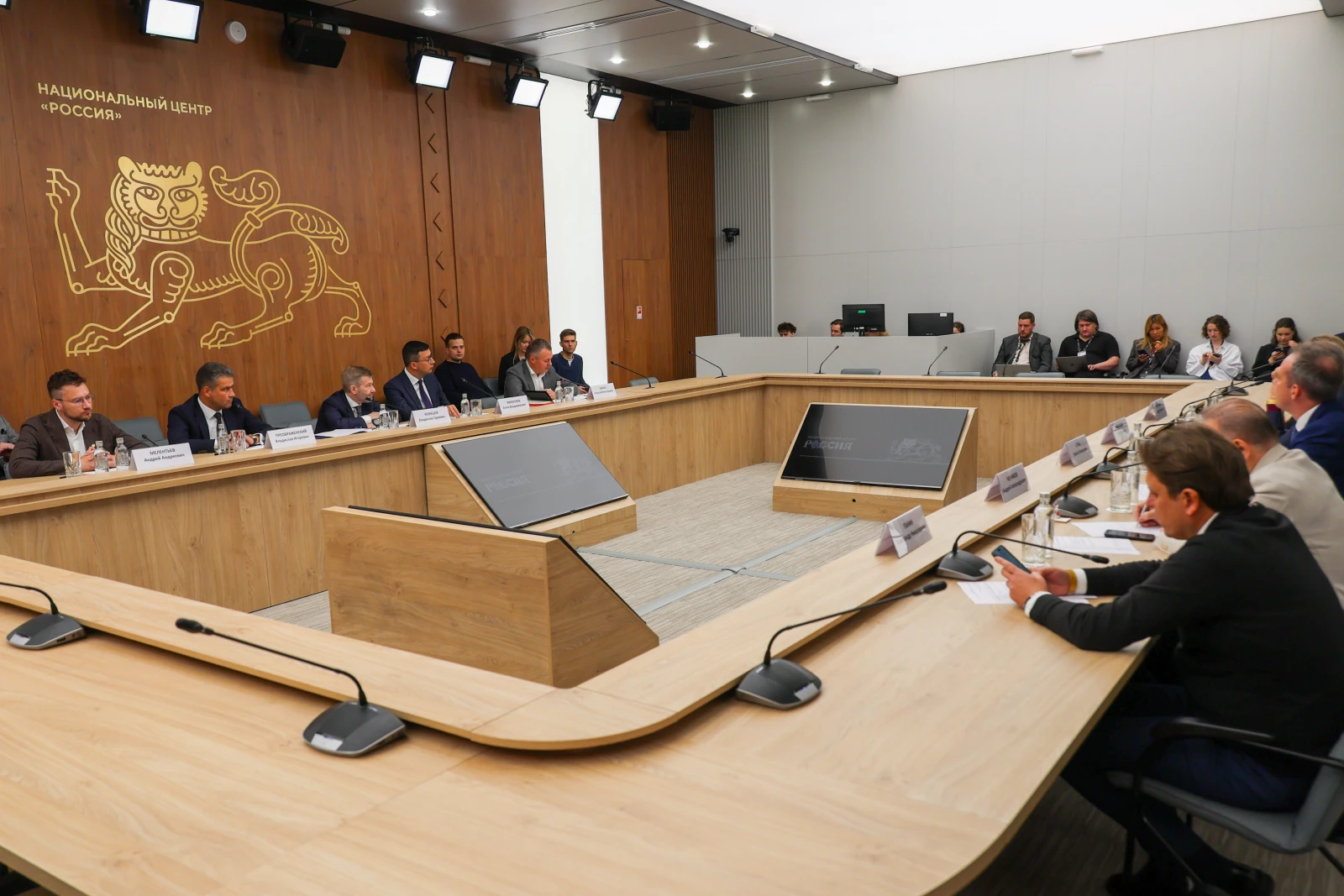 Round table 