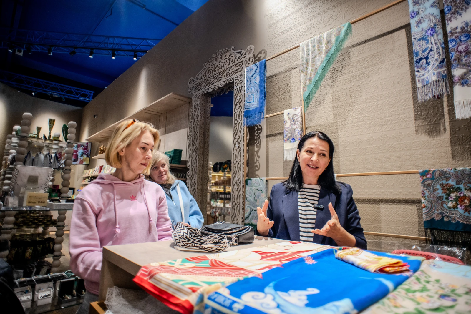 A master class on tying shawls 