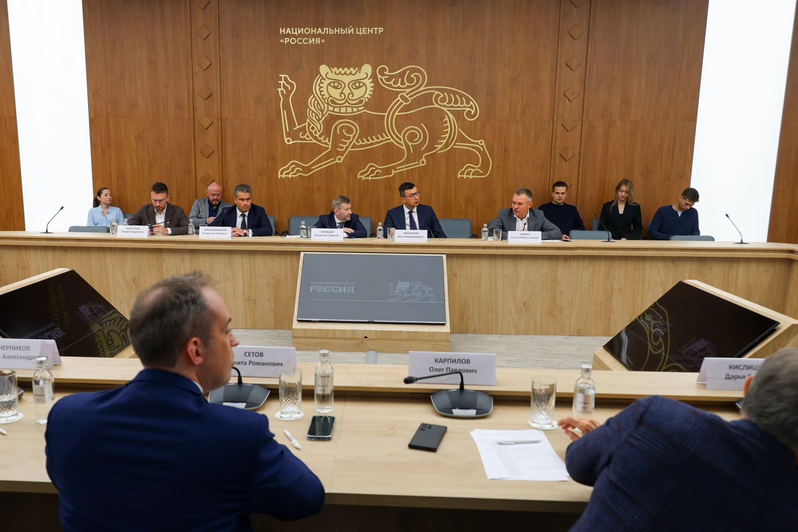 Round table 