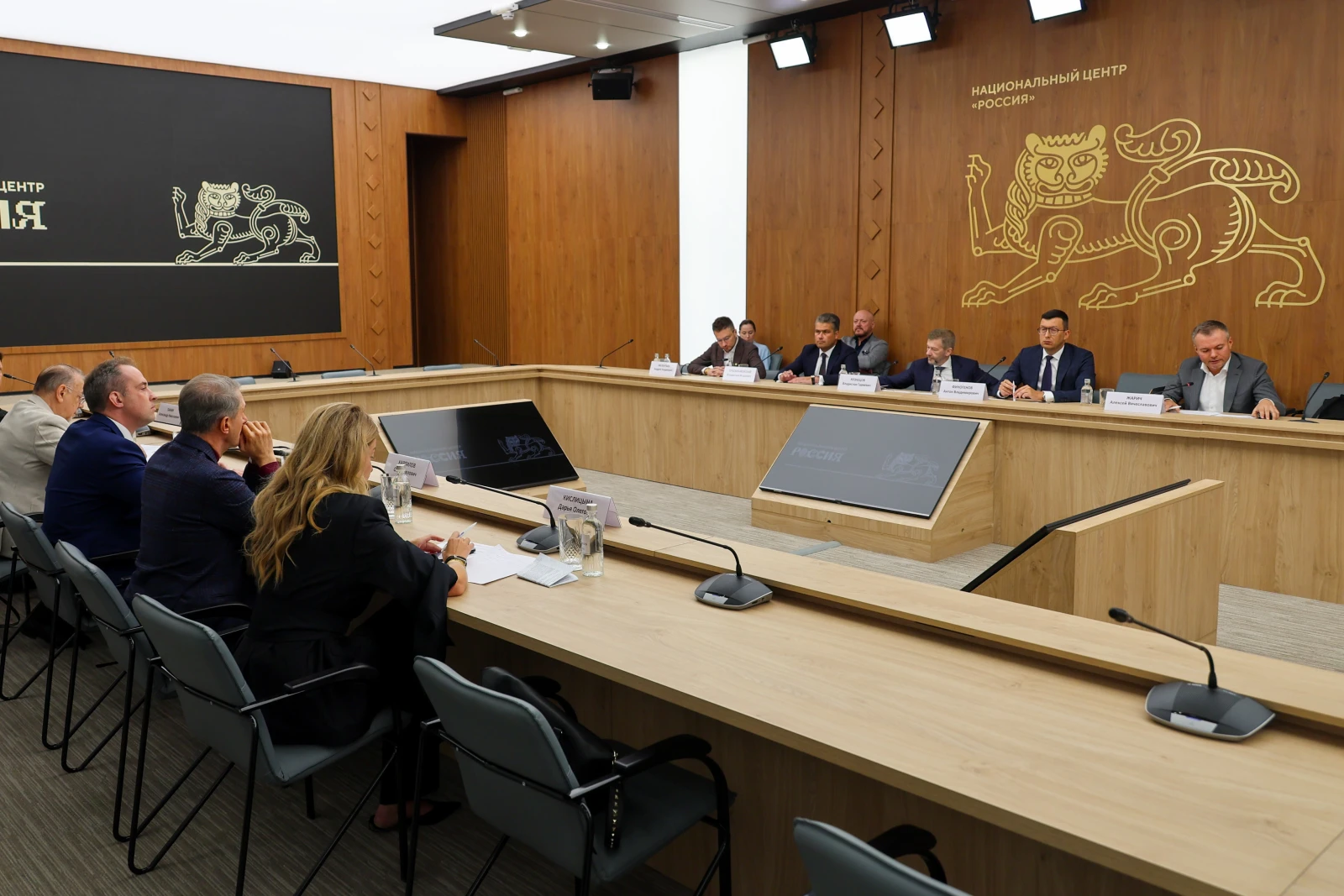 Round table 