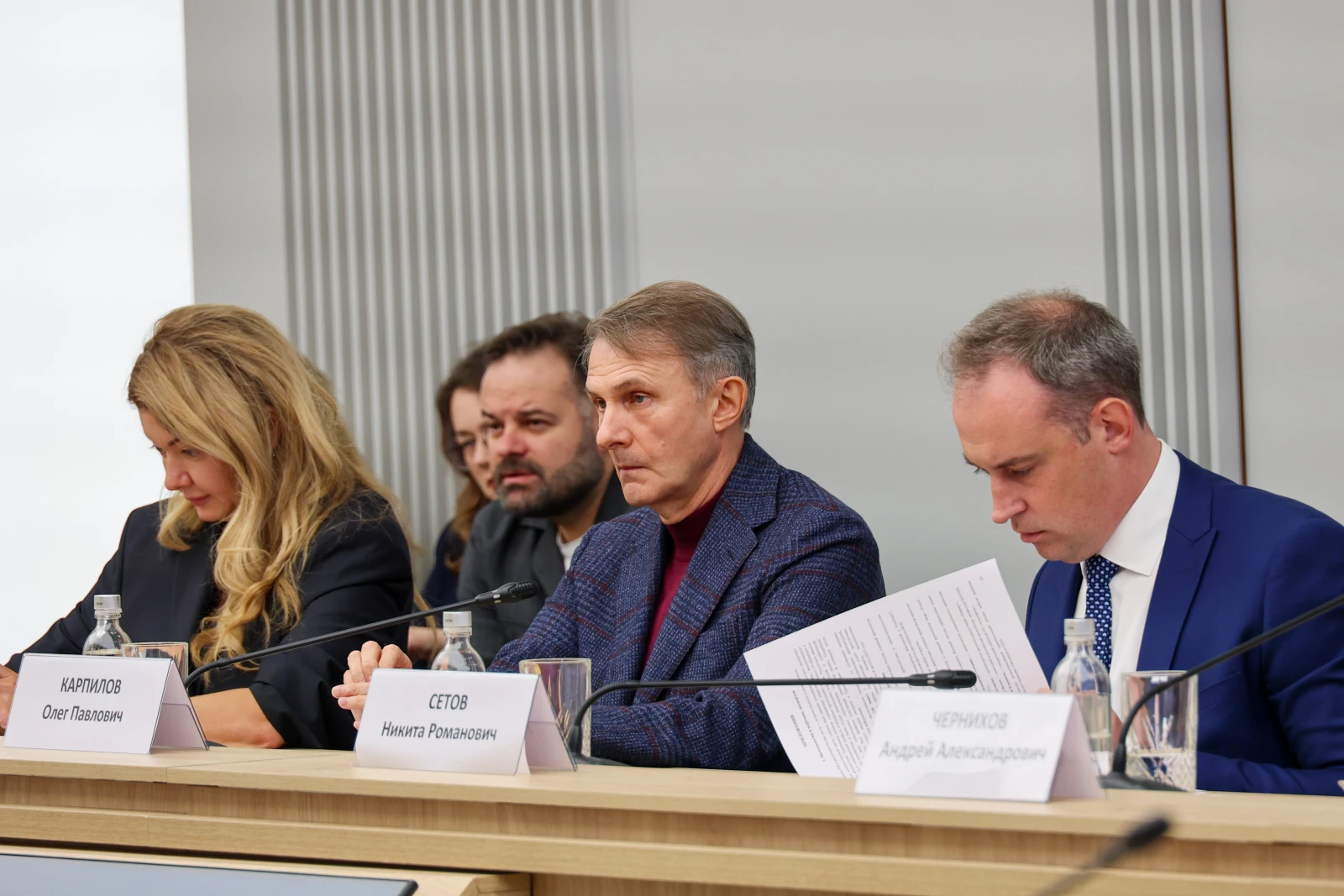 Round table 