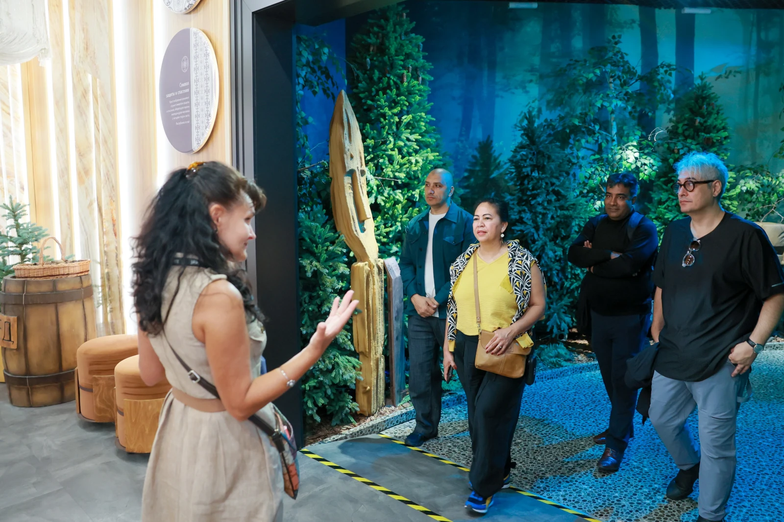 A guided tour for international participants of the events marking the closing of the architectural exposition 