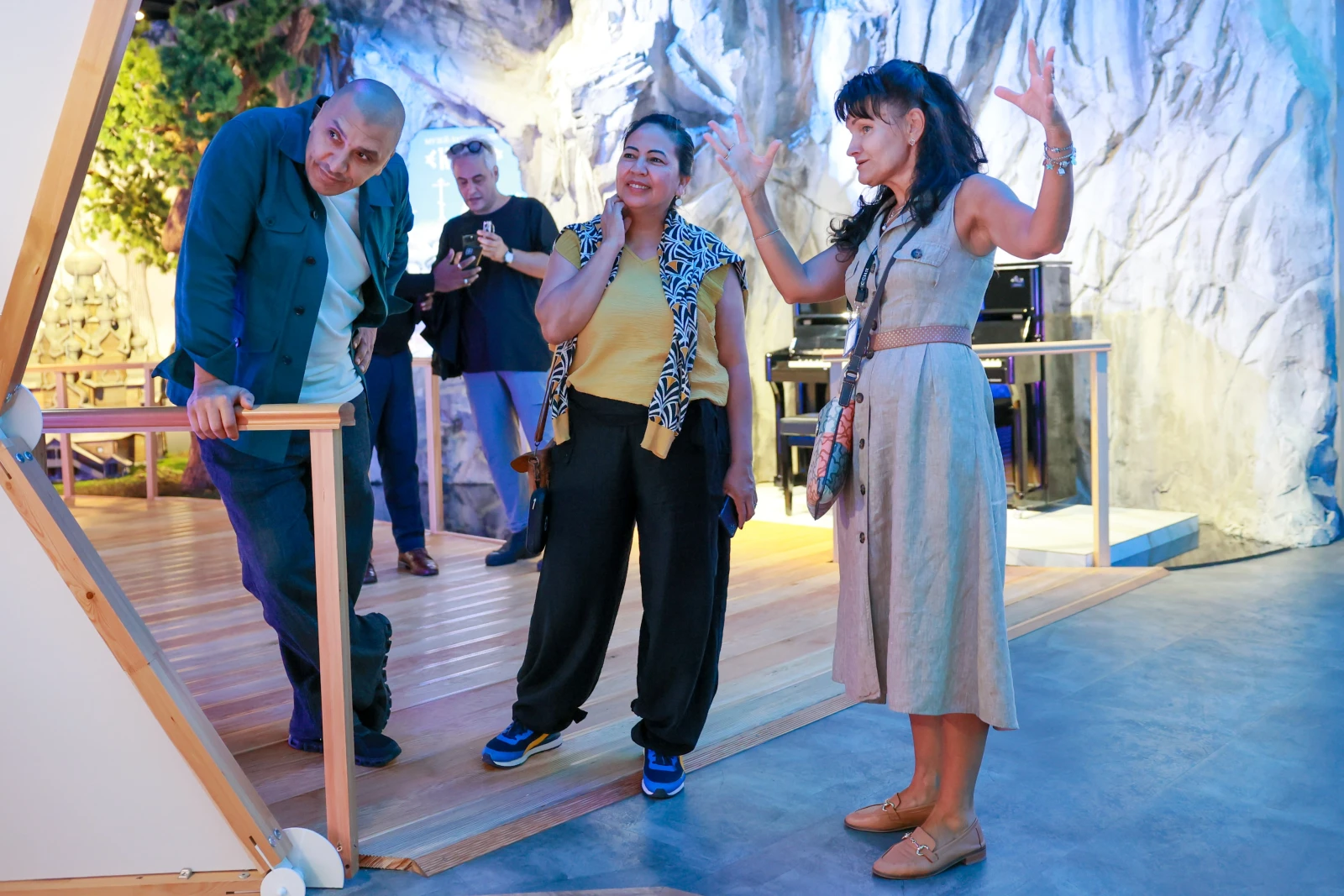 A guided tour for international participants of the events marking the closing of the architectural exposition 