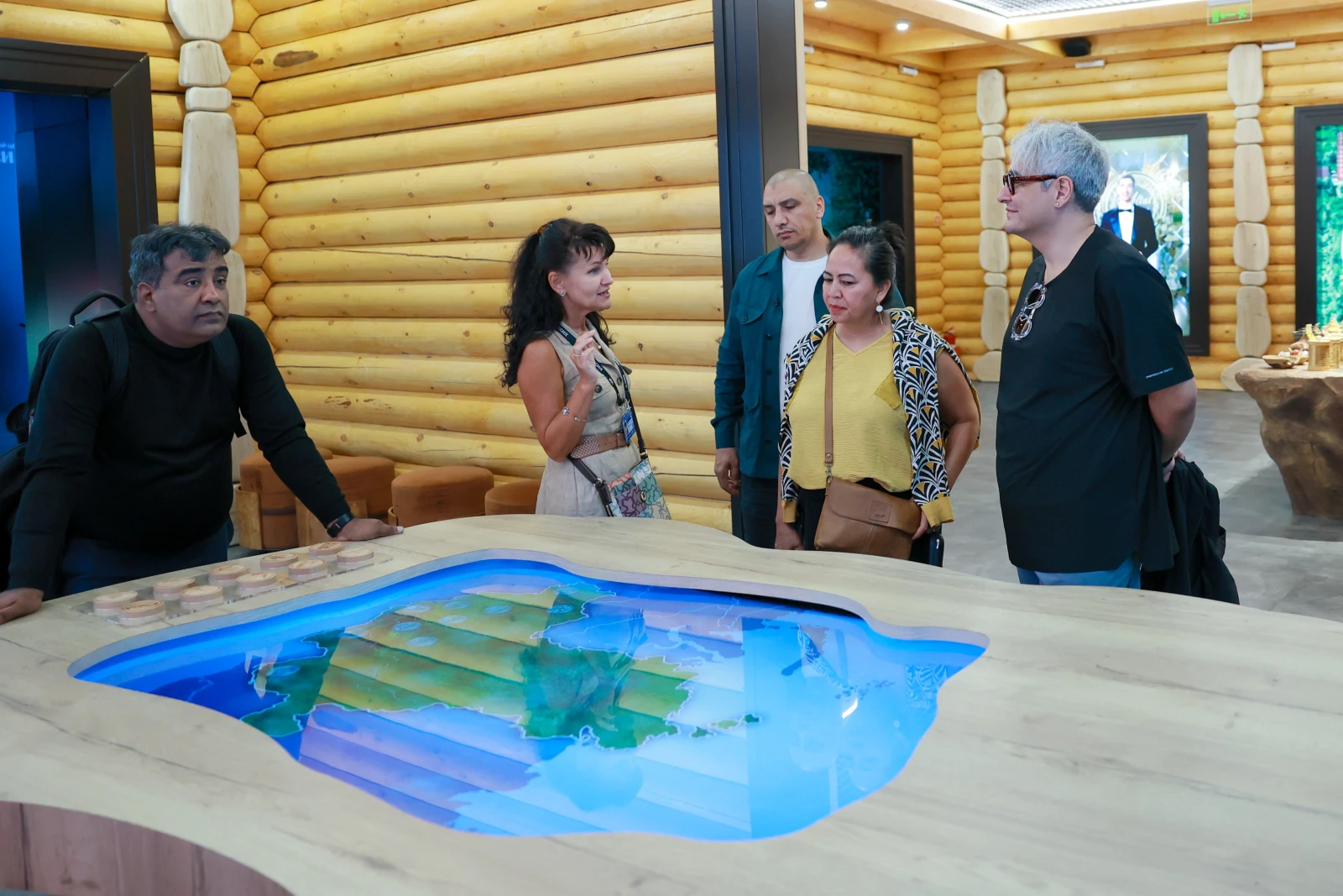 A guided tour for international participants of the events marking the closing of the architectural exposition 