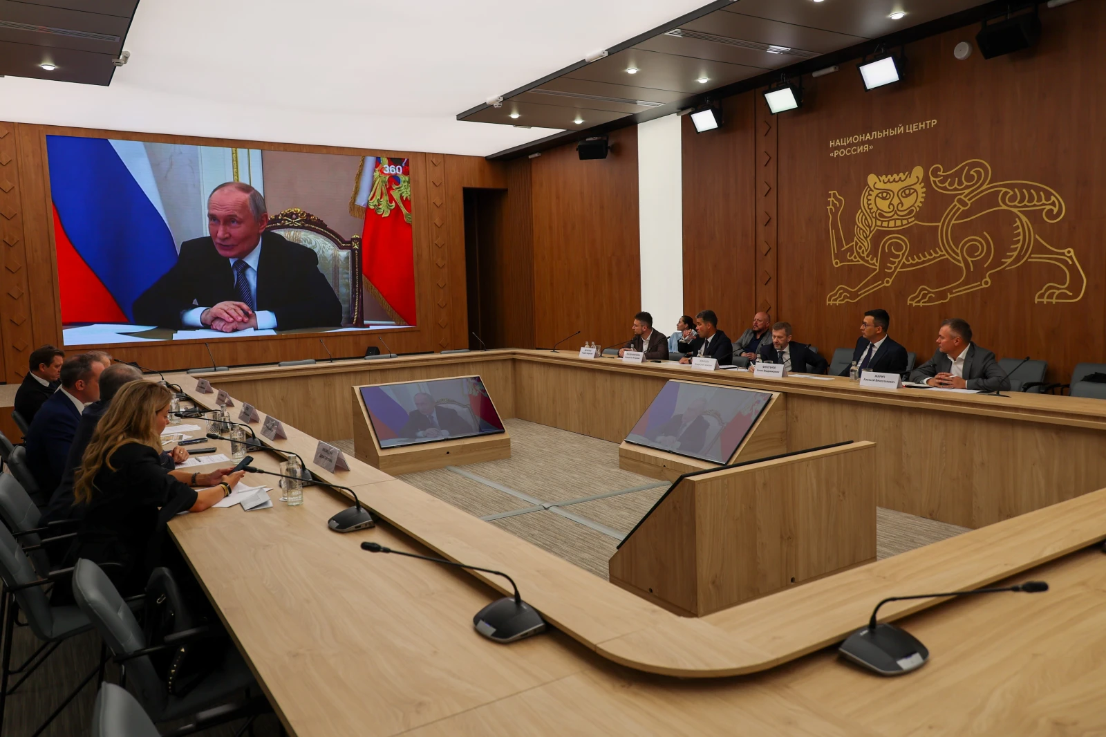 Round table 