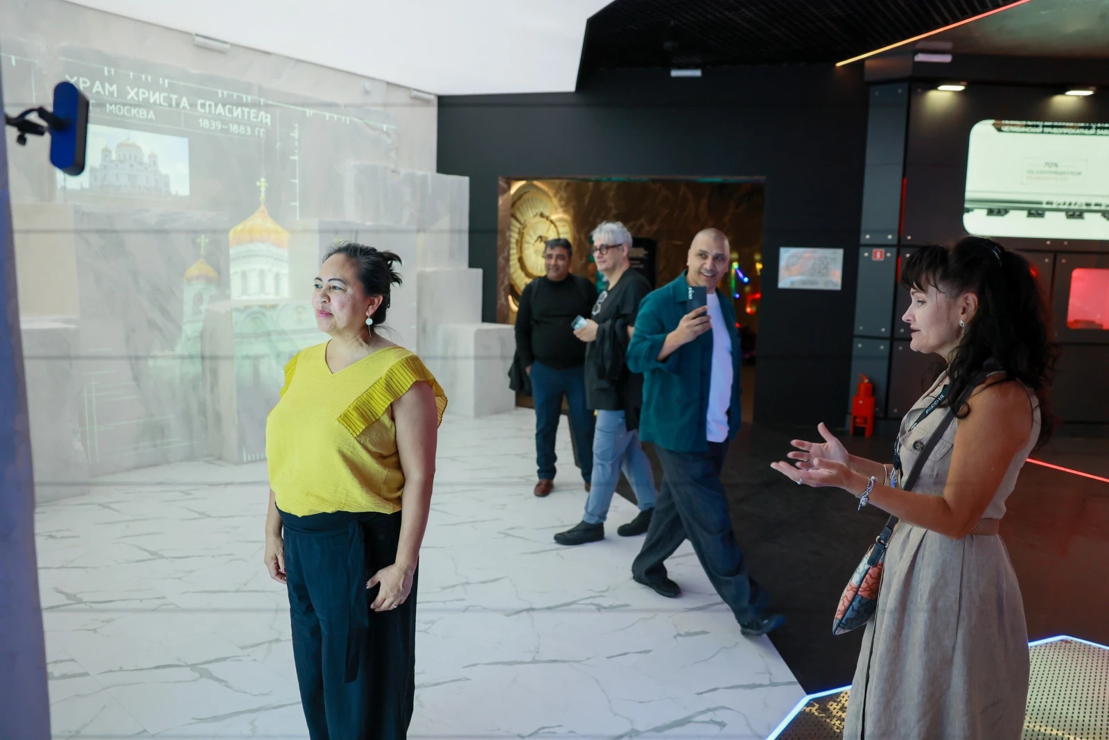 A guided tour for international participants of the events marking the closing of the architectural exposition 