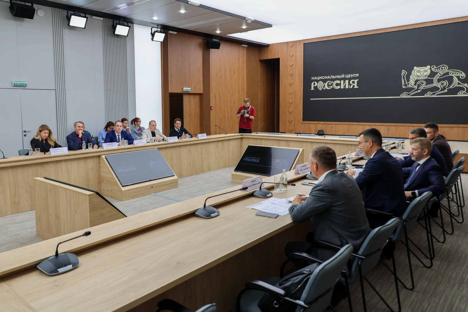 Round table 