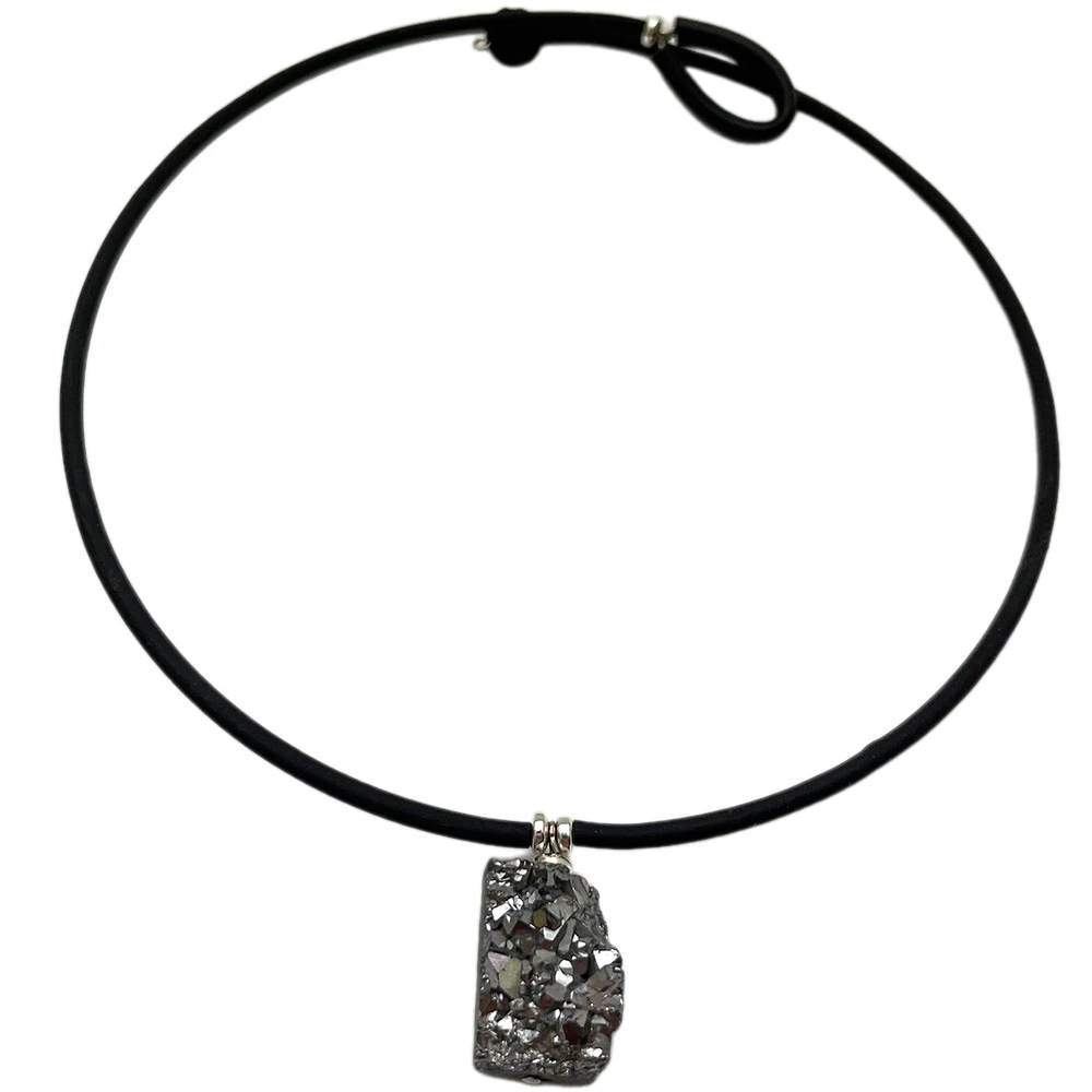 Jewelry made of rubber and natural stones