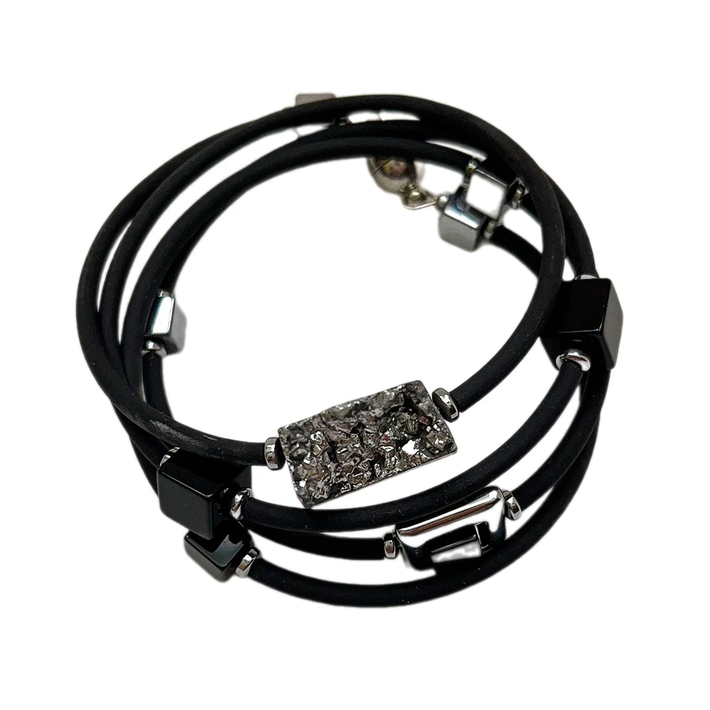 Jewelry made of rubber and natural stones